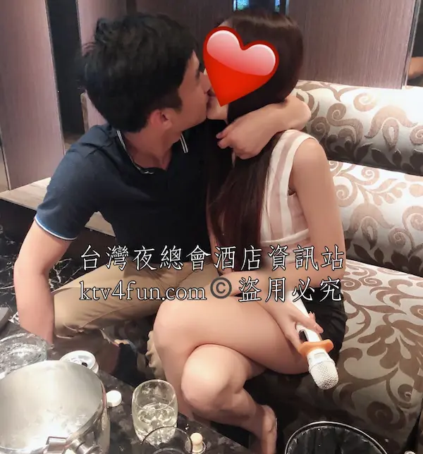 百達妃麗-包廂環境以及公關小姐與男客人坐在一起並親吻對方的嘴唇。