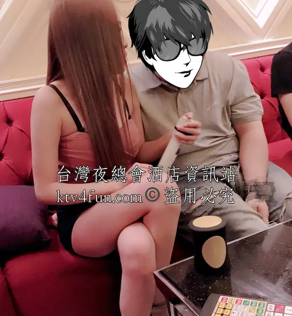 Focus商務會館酒店-包廂環境實況,公關小姐與能客人一起唱歌。