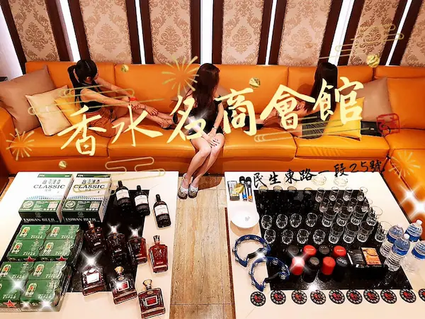 香水名商酒店會館包廂內實拍,3位小姐坐在包廂沙發上。