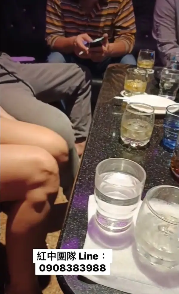 台中101時尚會館酒店-包廂內實況，男客人與公關小姐一同喝酒。