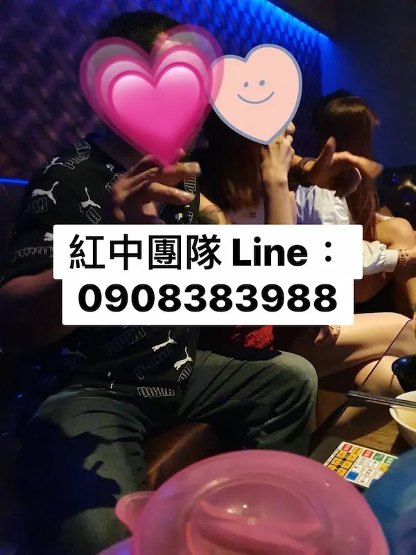 台中101時尚會館酒店-包廂內實況，男客人與公關小姐一同唱K。