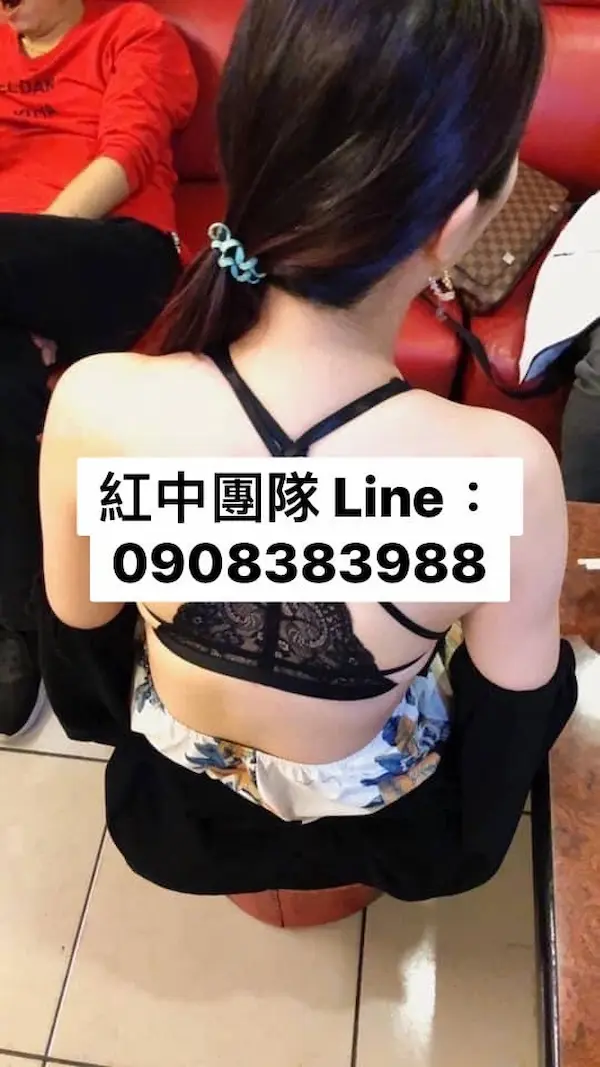 台中101時尚會館酒店-1位公關小姐穿著黑色蕾絲內衣坐在小椅子上。
