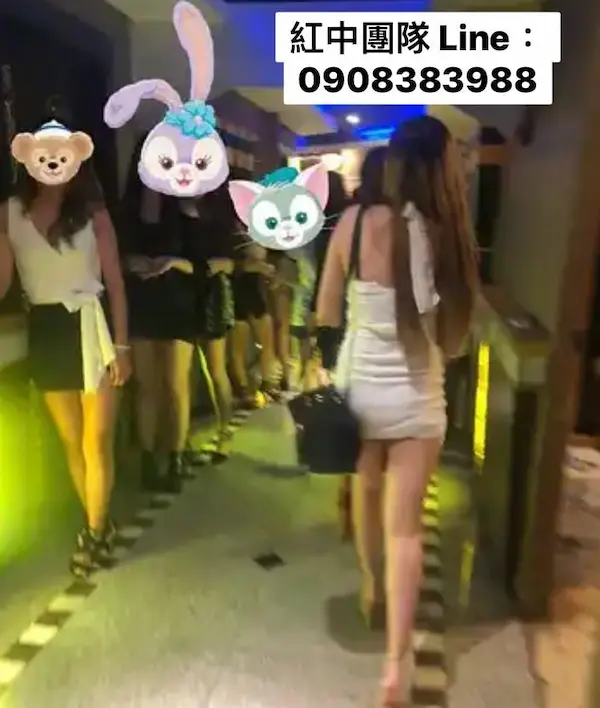 台中101時尚會館酒店-多位公關小姐穿著短禮服，露出大長腿，準備前往包廂看檯。