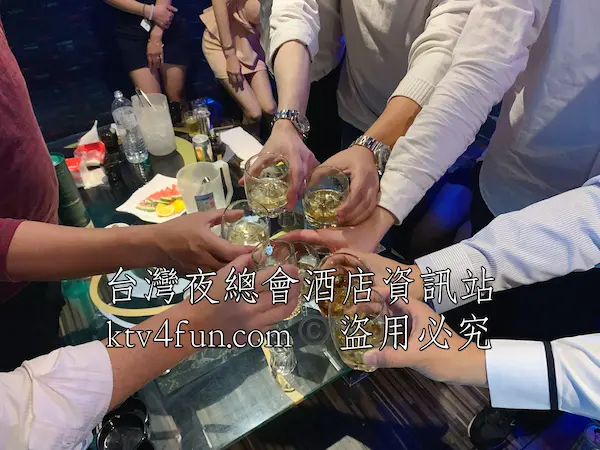 首席會所-包廂實況,5位男客人同時一起共舉威士忌酒杯做出一同乾杯的動作。