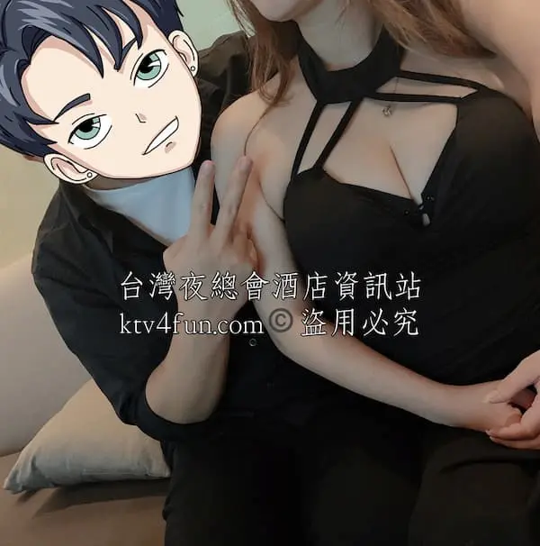 客人一手摟著公關小姐