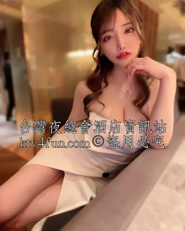 巴塞隆納俱樂部,一位公關小姐穿著白色平口短禮服坐在大廳沙發上。